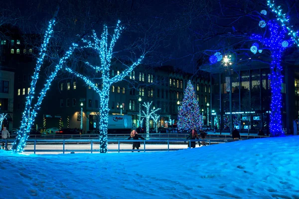 İnsanlar Grand Rapids Michigan 'da buz pateni yaparken Rosa Parks Circle aydınlandı