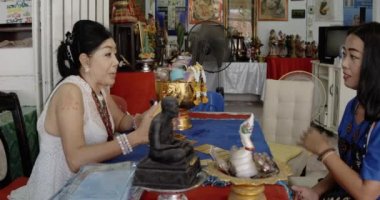 Yerel Tapınağı çingene Bangkok Tayland yerel bir Taylandlı kadın kart okuma