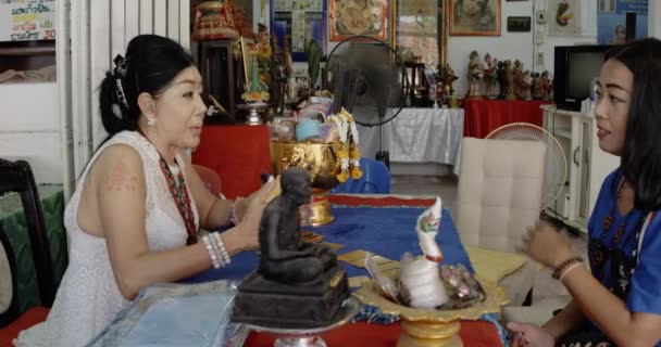 Templo Local Cigano Lendo Cartas Uma Mulher Tailandesa Local Bangkok — Vídeo de Stock