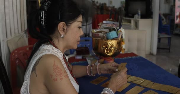 Місцевому Храмі Циганський Читання Карток Місцевих Тайські Жінки Бангкок Таїланд — стокове відео