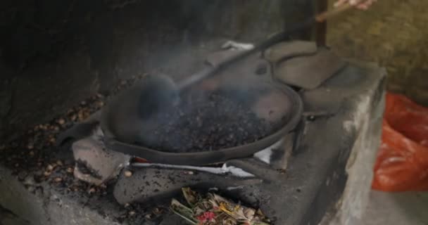 バリ島の伝統的な方法で焙煎コーヒー — ストック動画