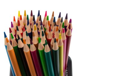 İzole bir kutu içinde renkli kalemler