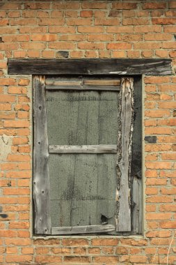 Eski tuğla ev penceresinde