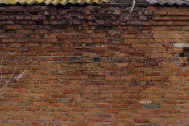Paslı eski tuğla duvar