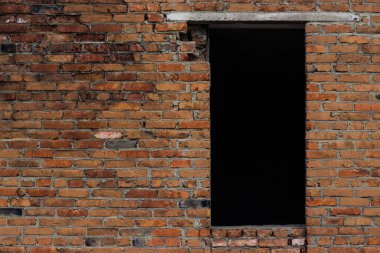 Eski tuğla duvar izole kapı