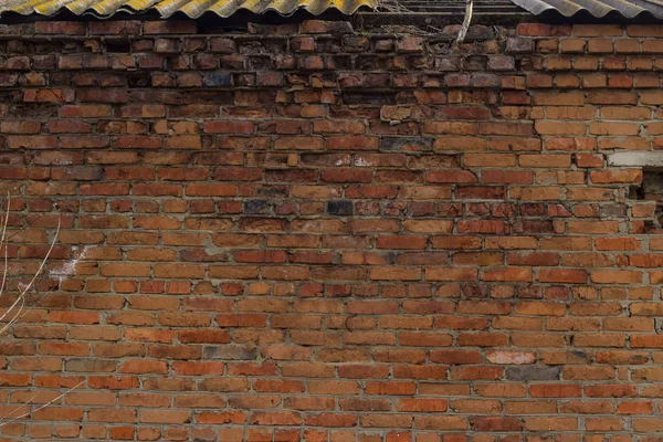 Paslı eski tuğla duvar