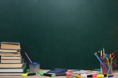 Arka plan yeşil kartı üzerindeki okul konulu