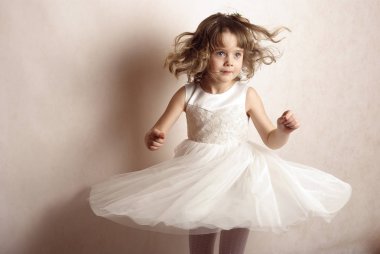 bir kız hafif renklerde romantik görüntü