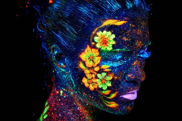 Creatieve Lente Bloemen Portret Gloeien Neon Lichaam Kunst Schilderen — Stockfoto
