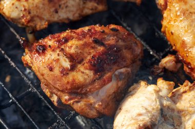 Izgarada ızgara ızgara Chiken barbeküsü. Bahar mevsiminde açık ateş.