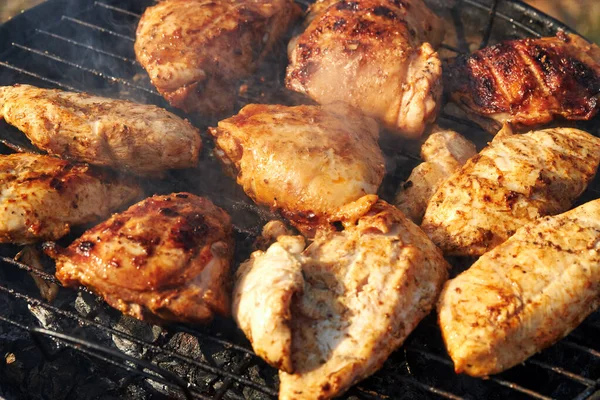 Barbecue Chiken Sur Gril Rôtissant Feu Ouvert Printemps Heure Été — Photo