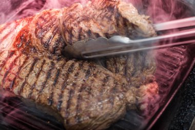 Izgarada sığır filetosu.