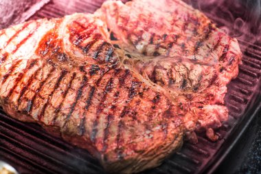 Izgarada sığır filetosu.