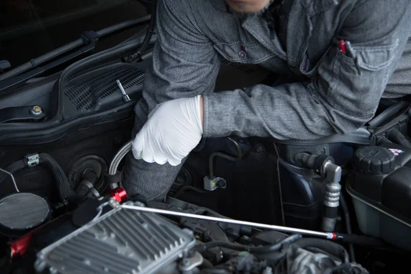 Mekaniker och bilreparationer i garage — Stockfoto
