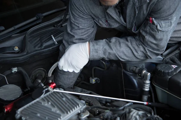 Riparazione meccanica e auto in garage — Foto Stock