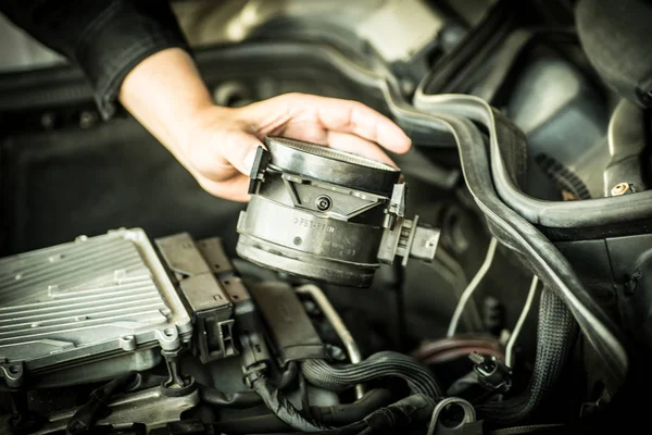 Mecánica y reparación de automóviles en el garaje — Foto de Stock