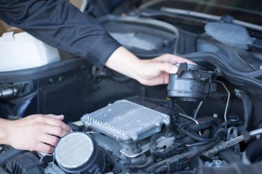 Tamirci ve araba tamirinde.