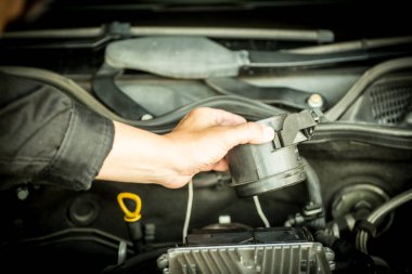 Tamirci ve araba tamirinde.