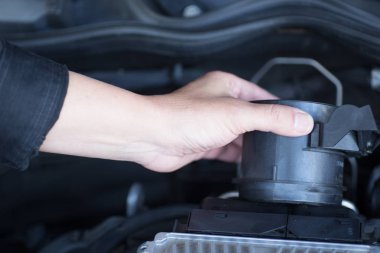 Tamirci ve araba tamirinde.