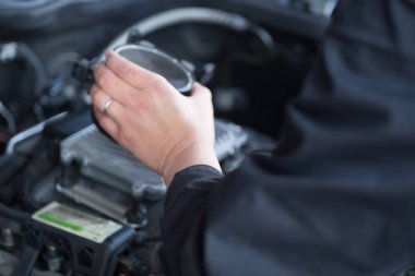 Tamirci ve araba tamirinde.