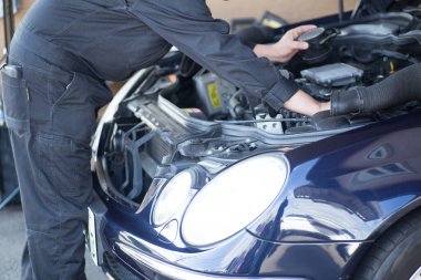 Tamirci ve araba tamirinde.