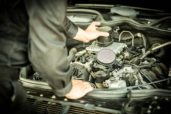 ガレージでの機械的および車の修理 — ストック写真