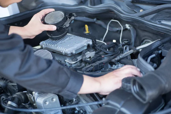 Mechaniker und Autoreparatur in der Garage — Stockfoto