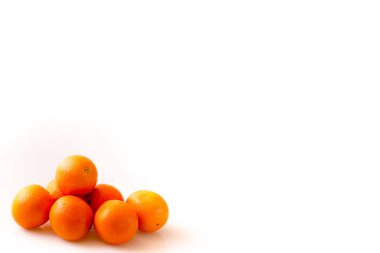 Beyaz arka planda çeşitli meyveler