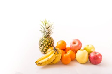 Beyaz arka planda çeşitli meyveler