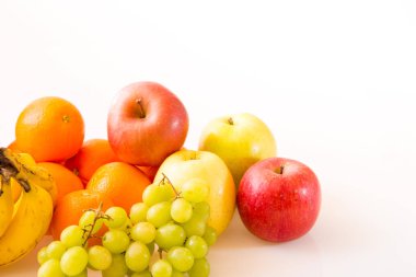 Beyaz arka planda çeşitli meyveler