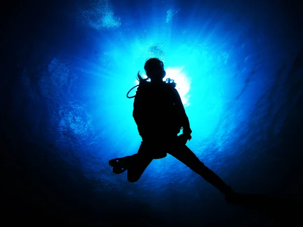 Kvinnor som tycker om att dyka i det rena havet — Stockfoto