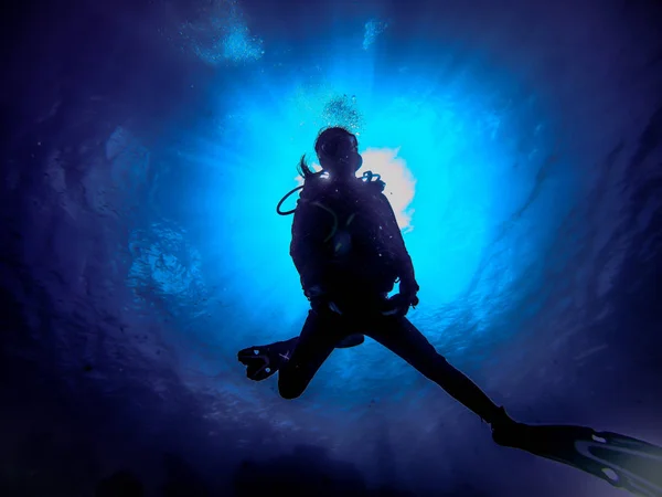Kvinnor som tycker om att dyka i det rena havet — Stockfoto