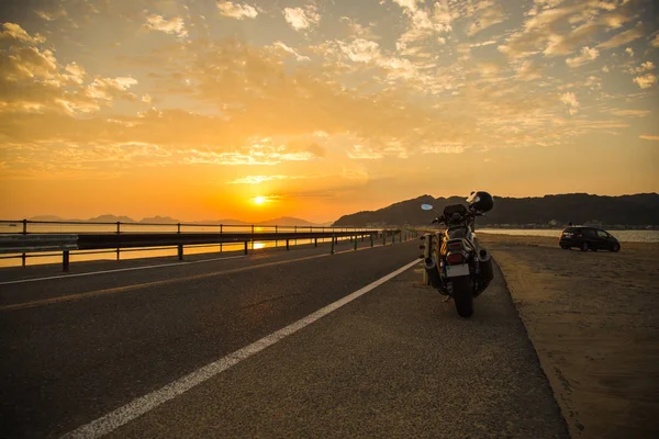 Motocicleta Yamaha VMAX na frente do pôr do sol — Fotografia de Stock