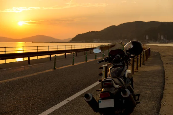 Motocicleta Yamaha VMAX na frente do pôr do sol — Fotografia de Stock