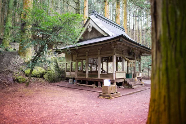 Sessizce dağda bir animasyon sahnesi olan bir tapınak.