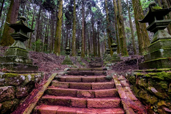 Un sanctuaire qui a été la scène d'une animation tranquillement dans la montagne — Photo