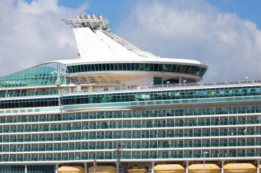 Herkesin mavi gökyüzü ve lüks kruvazörü