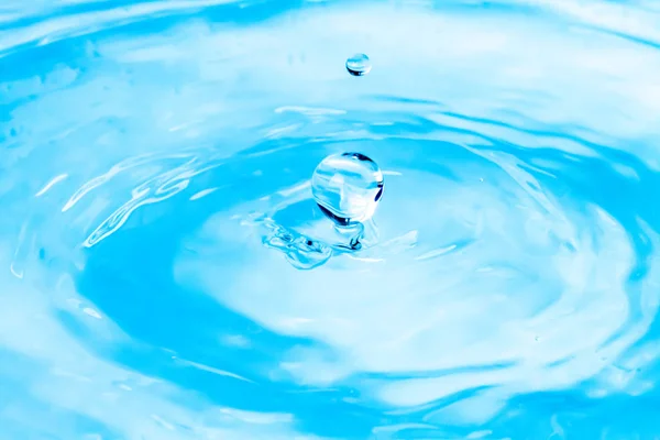 Ripples of beautiful water drops falling on water — Stock Photo, Image