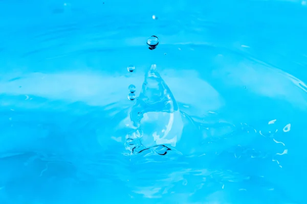 Ripples of beautiful water drops falling on water — Stock Photo, Image