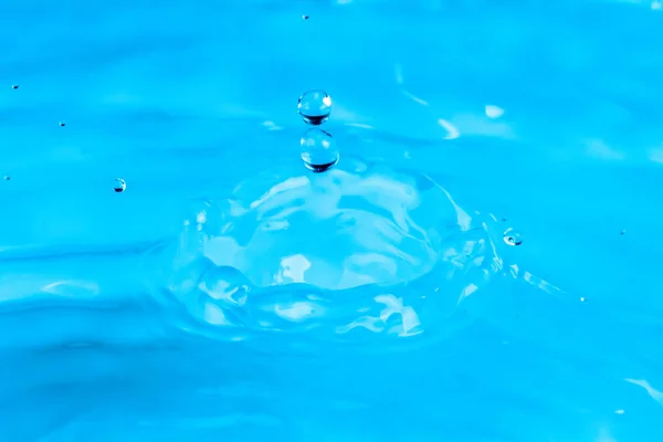 Ripples of beautiful water drops falling on water — Stock Photo, Image