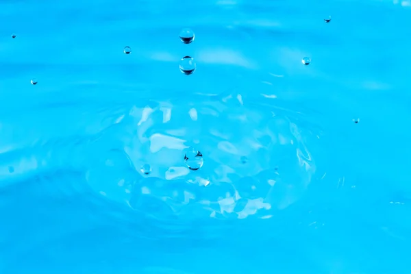 Ripples of beautiful water drops falling on water — Stock Photo, Image