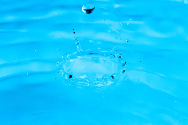 Ripples of beautiful water drops falling on water — Stock Photo, Image