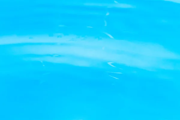 Güzel su damlaları suya düşüyor.