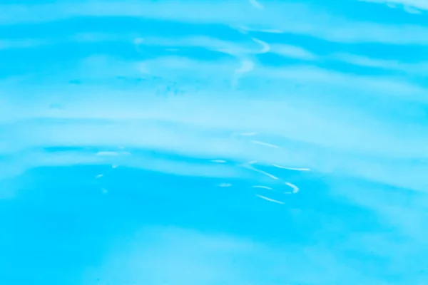 A gyönyörű vízcseppek vízre hullása — Stock Fotó