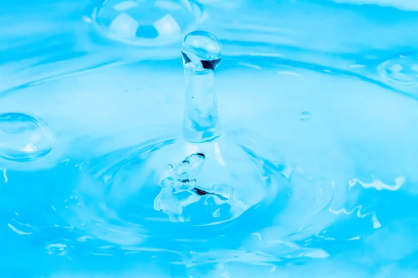 Ripples of beautiful water drops falling on water — Stock Photo, Image