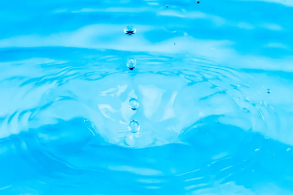 Ripples of beautiful water drops falling on water — Stock Photo, Image