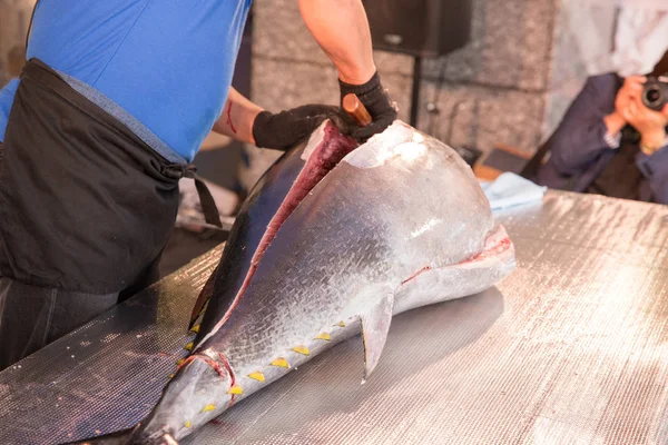 Pokaz rozbiórki tuńczyka japońskiego Hakata — Zdjęcie stockowe