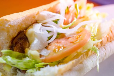 Taze domatesli sandviç ve biftek.