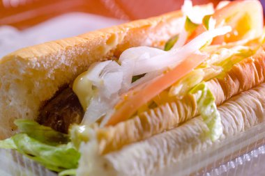 Taze domatesli sandviç ve biftek.