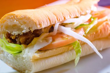 Taze domatesli sandviç ve biftek.